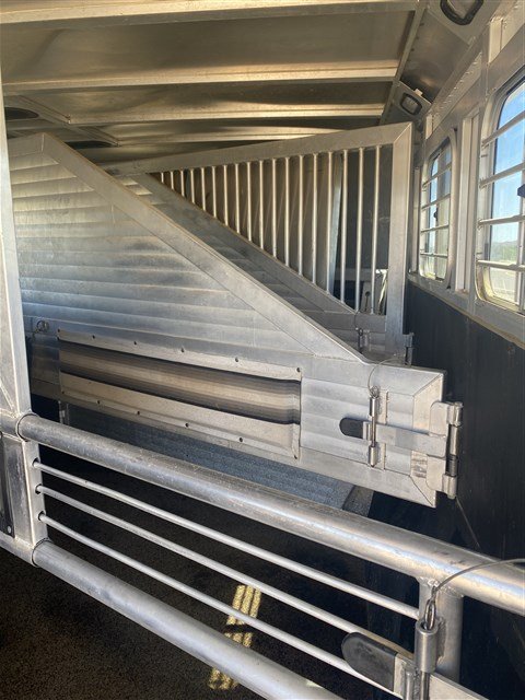 2000 Sooner 4 Horse Bumper Pull SUPER CLEAN - Image 10