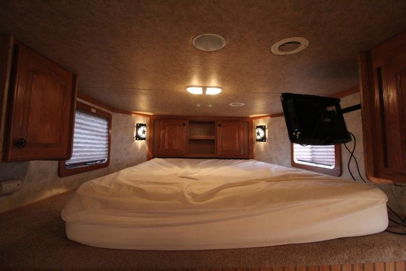 2008 Lakota 8415 w/Slide out 4 Horse Trailer - Image 8