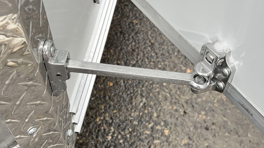 2024 E-Z Hauler 7×24 Aluminum 4-Place Drive In/Out w/Tapered Ramps, Rear Canopy - Image 21