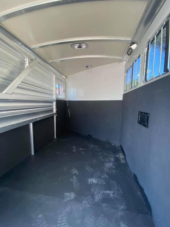 2011 Cimarron 3 Horse Bumper Pull - Image 9