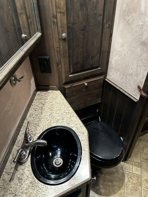 2009 Bloomer Trailers Evolution 10th Anniversary Edition 3-H 11' LQ - Image 18