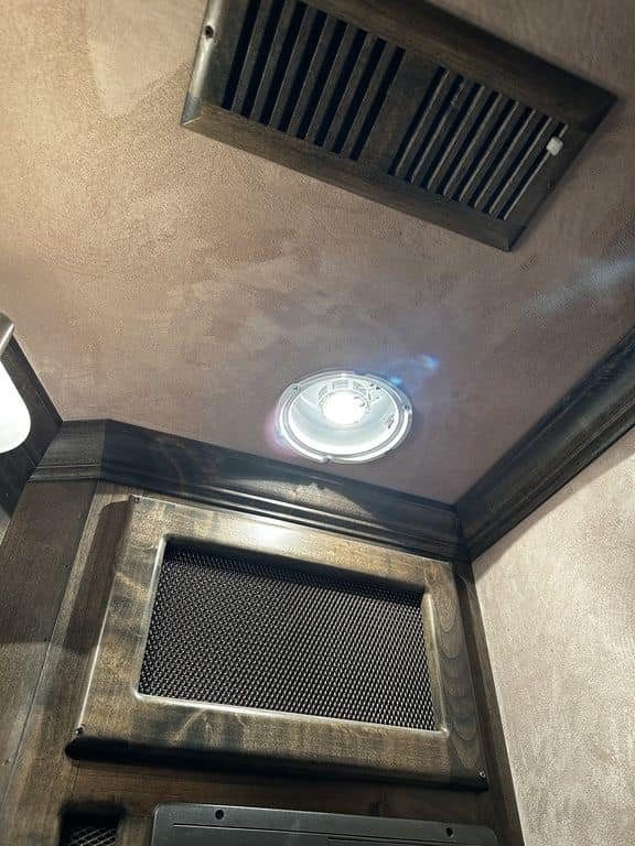 2009 Bloomer Trailers Evolution 10th Anniversary Edition 3-H 11' LQ - Image 21