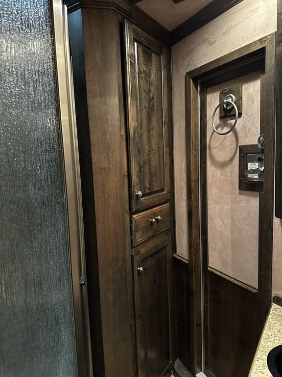 2009 Bloomer Trailers Evolution 10th Anniversary Edition 3-H 11' LQ - Image 16