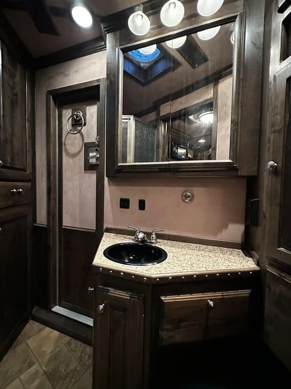 2009 Bloomer Trailers Evolution 10th Anniversary Edition 3-H 11' LQ - Image 20