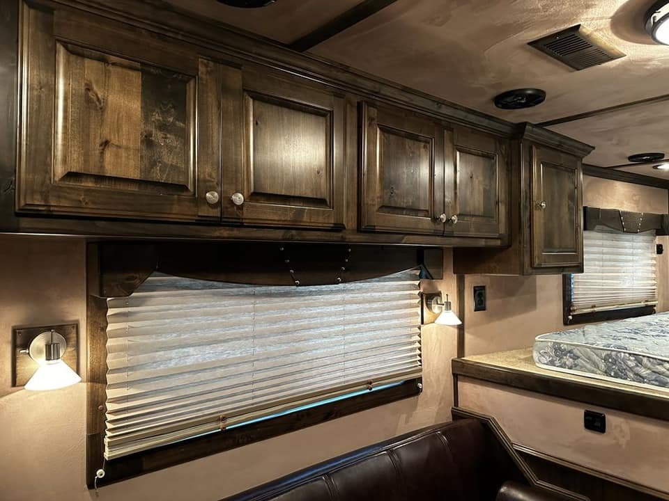 2009 Bloomer Trailers Evolution 10th Anniversary Edition 3-H 11' LQ - Image 11