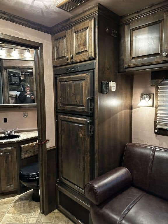 2009 Bloomer Trailers Evolution 10th Anniversary Edition 3-H 11' LQ - Image 9