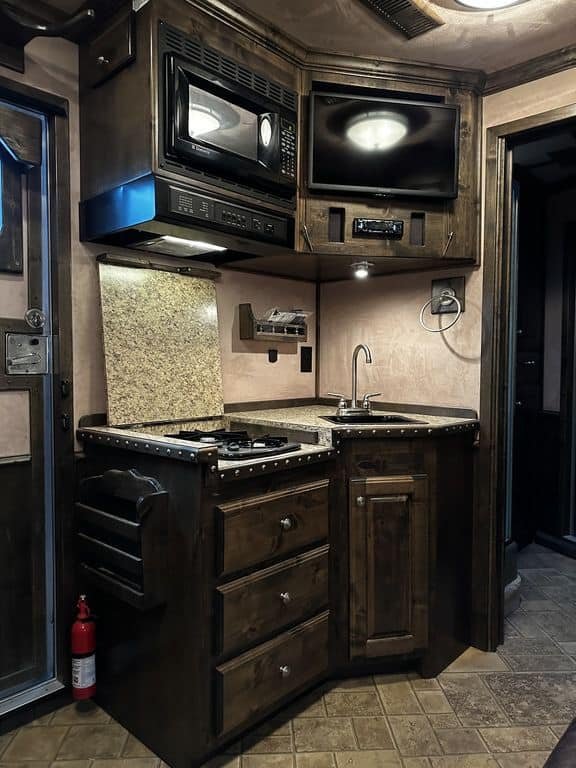 2009 Bloomer Trailers Evolution 10th Anniversary Edition 3-H 11' LQ - Image 15