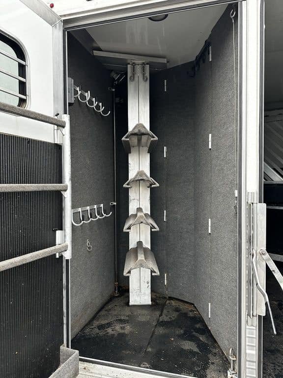 2009 Bloomer Trailers Evolution 10th Anniversary Edition 3-H 11' LQ - Image 30