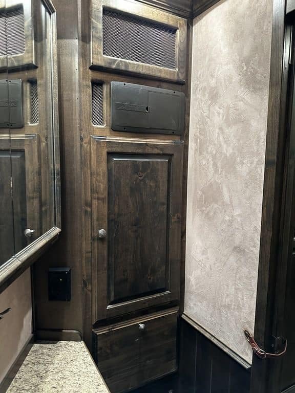 2009 Bloomer Trailers Evolution 10th Anniversary Edition 3-H 11' LQ - Image 17