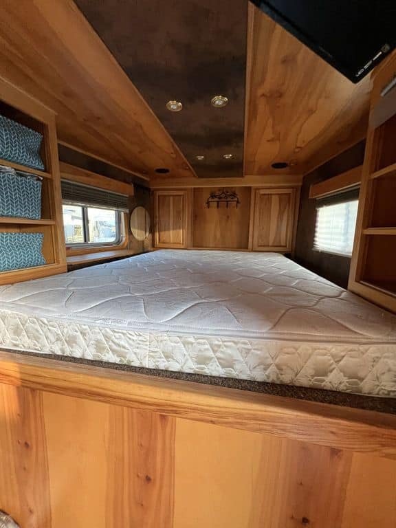 2007 Platinum Coach 8310 LQ 3 Horse - Image 23