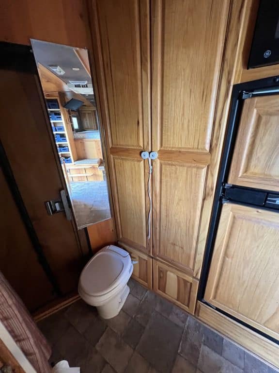 2007 Platinum Coach 8310 LQ 3 Horse - Image 30