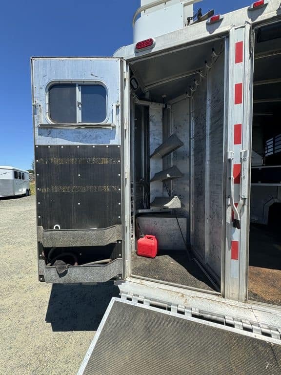 2007 Platinum Coach 8310 LQ 3 Horse - Image 11