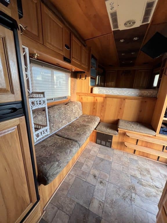 2007 Platinum Coach 8310 LQ 3 Horse - Image 18