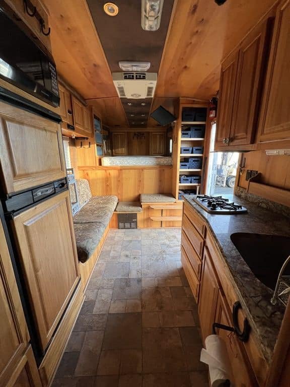 2007 Platinum Coach 8310 LQ 3 Horse - Image 31