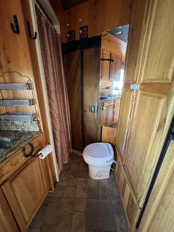 2007 Platinum Coach 8310 LQ 3 Horse - Image 27