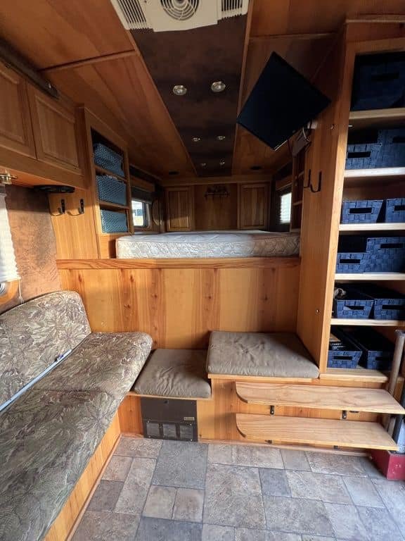 2007 Platinum Coach 8310 LQ 3 Horse - Image 20