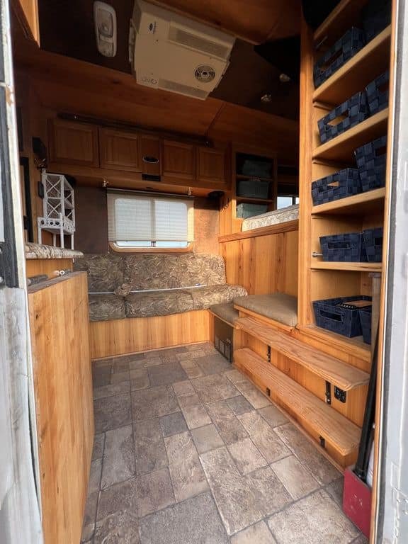 2007 Platinum Coach 8310 LQ 3 Horse - Image 19