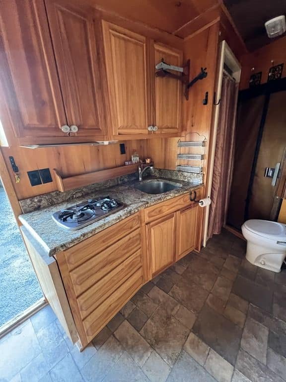 2007 Platinum Coach 8310 LQ 3 Horse - Image 25