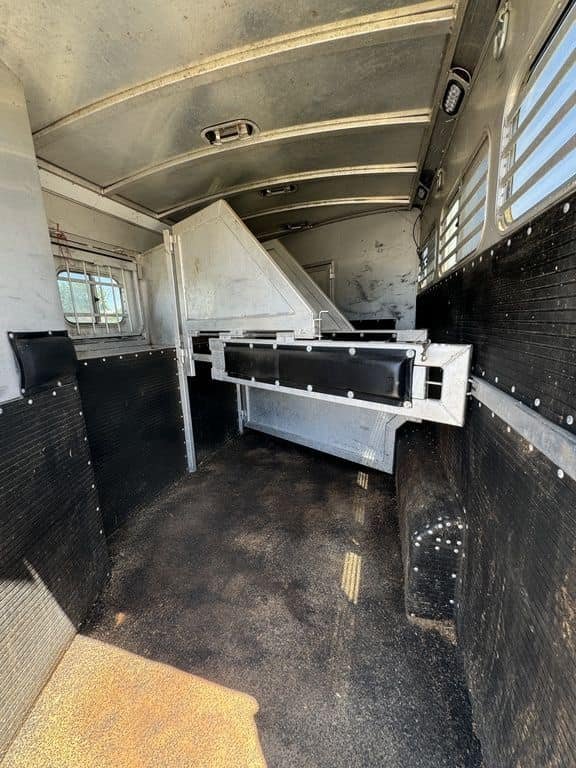 2007 Platinum Coach 8310 LQ 3 Horse - Image 12