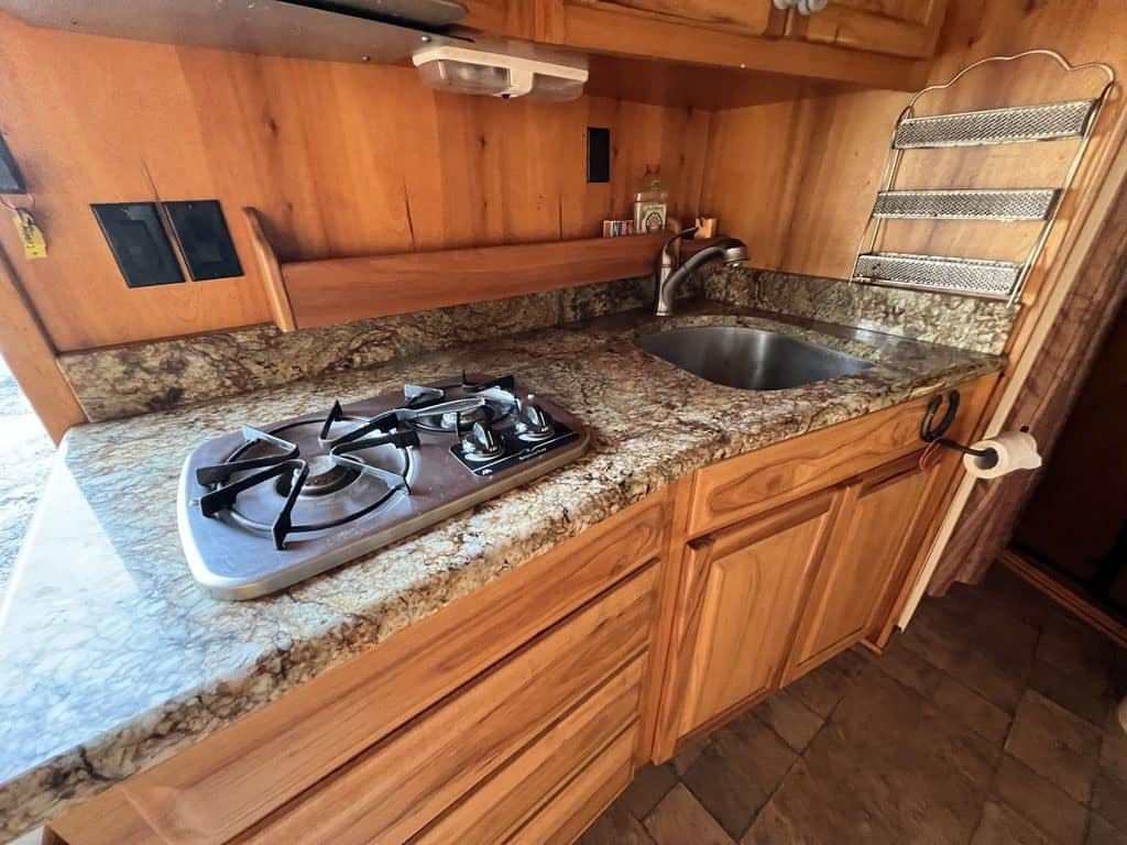 2007 Platinum Coach 8310 LQ 3 Horse - Image 26