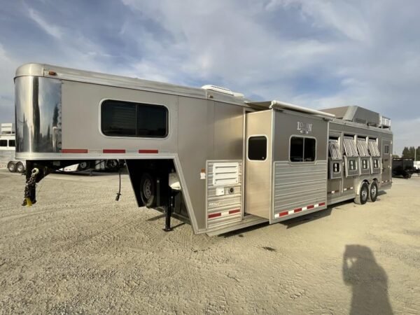 Logan Razor Trailer 2014 Logan Coach RAZ4GNHDLQ 40′ 4 horse Razor GN Horse Trailer**WITH ...