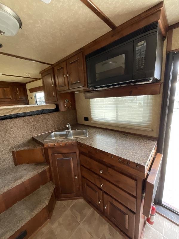 2014 Logan Coach RAZ4GNHDLQ 40' 4 horse Razor GN Horse Trailer**WITH WALK IN CLOSET** - Image 12